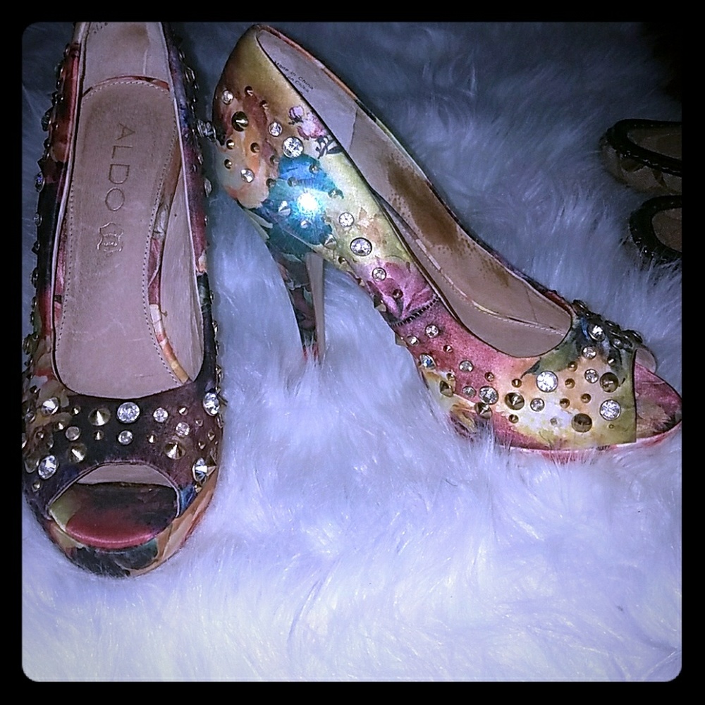 Shoes - Picture 1 of 3